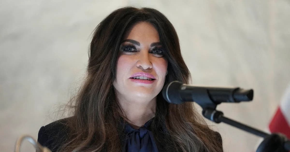Kimberly Guilfoyle habla ante un micrófono durante un acto oficial