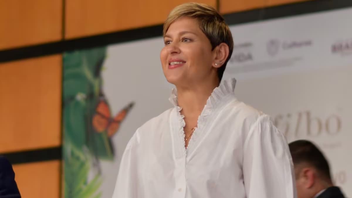 Verónica Alcocer, ex primera dama de Colombia, con blusa blanca en un evento público
