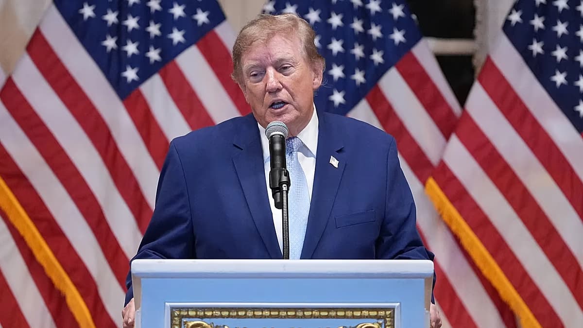 Donald Trump habla desde un atril frente a varias banderas de Estados Unidos