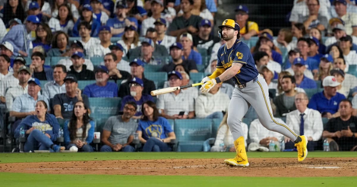 Garrett Mitchell, de los Cerveceros, sigue la trayectoria de su jonrón en la sexta entrada del cuarto juego en Los Ángeles