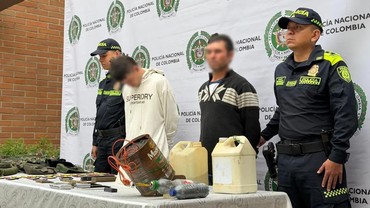 Los dos capturados y el material incautado en San Cristóbal