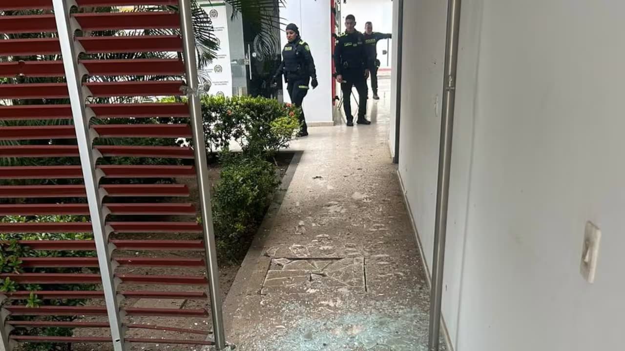 Policías recorren el pasillo de la estación de Aipe, con vidrios rotos y escombros en el piso tras el ataque