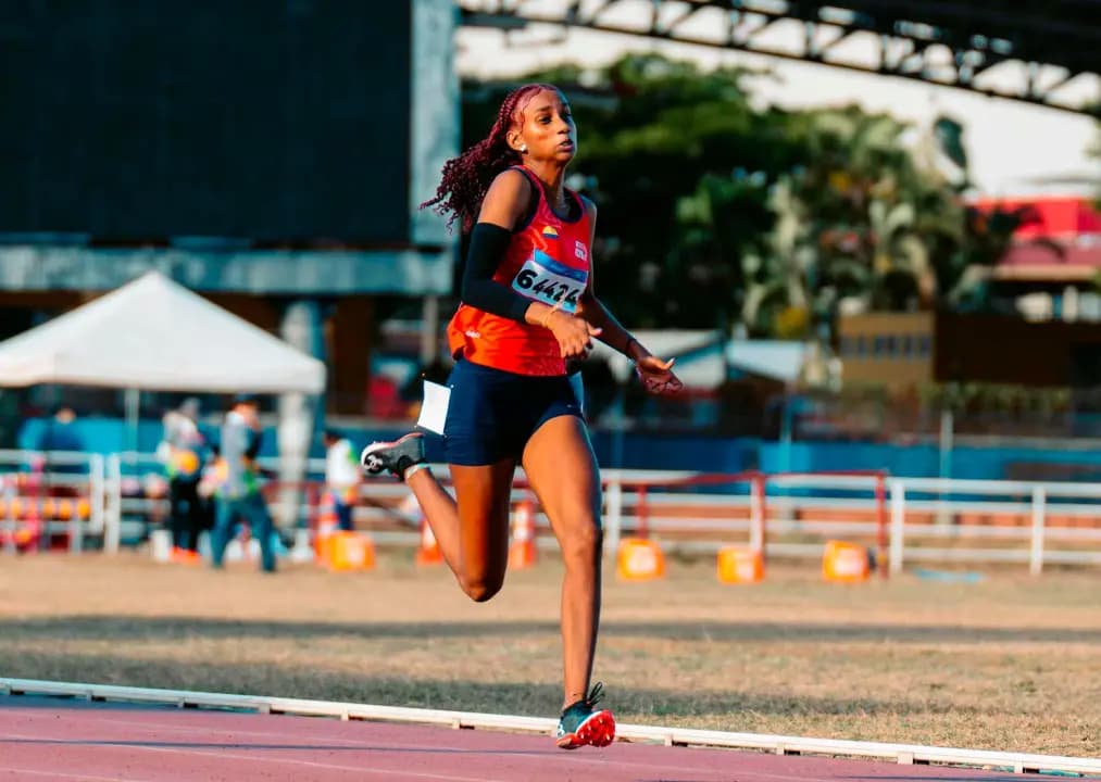 La atleta Angie Nicoll Mejía celebra tras cruzar la meta en la pista de Cali