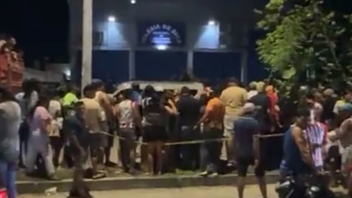 Vecinos se agolpan de noche junto a la cinta de acordonamiento en el lugar del accidente en Fundación, Magdalena