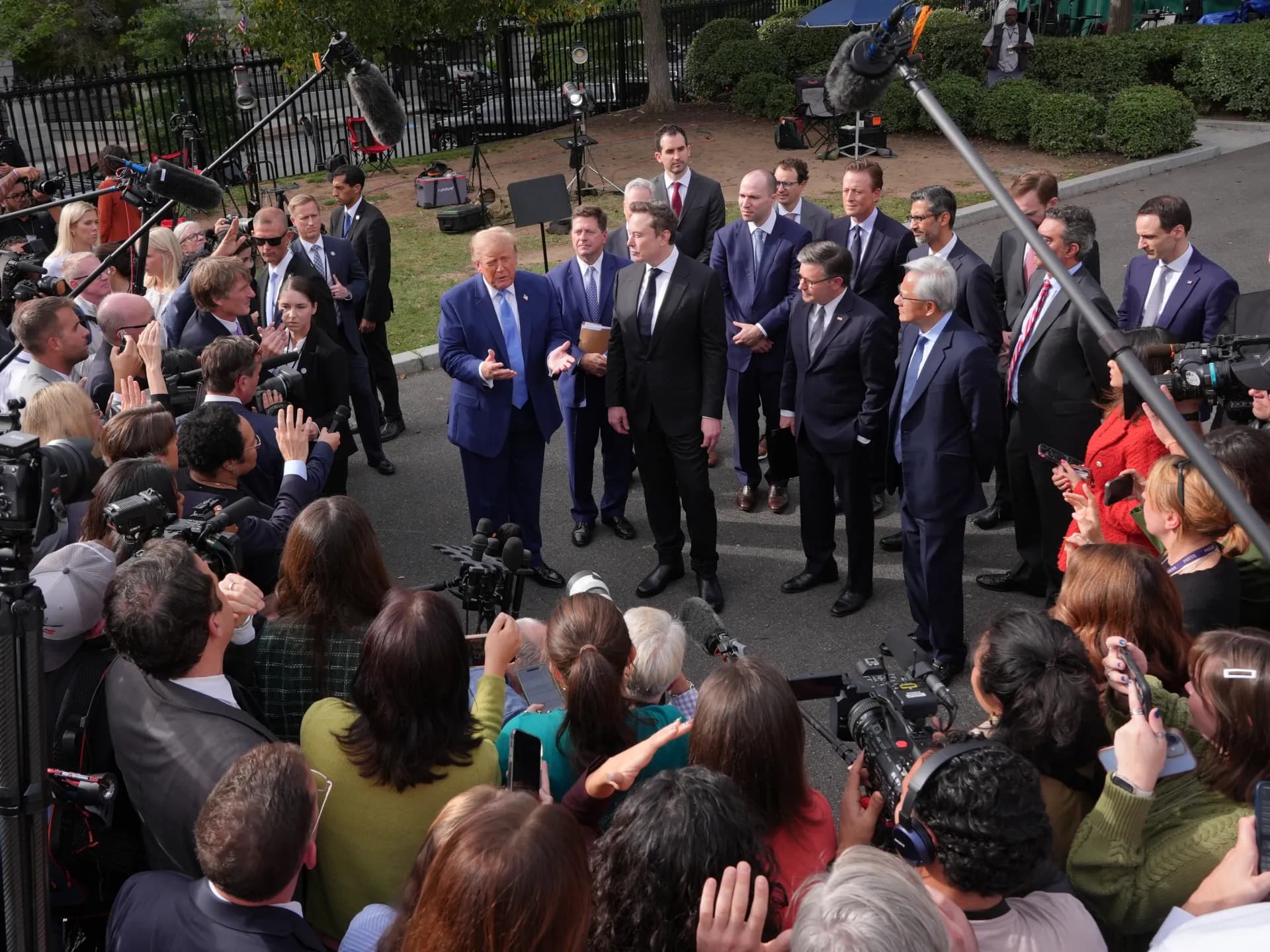 Donald Trump habla con la prensa en los jardines de la Casa Blanca, acompañado de líderes de la industria tecnológica
