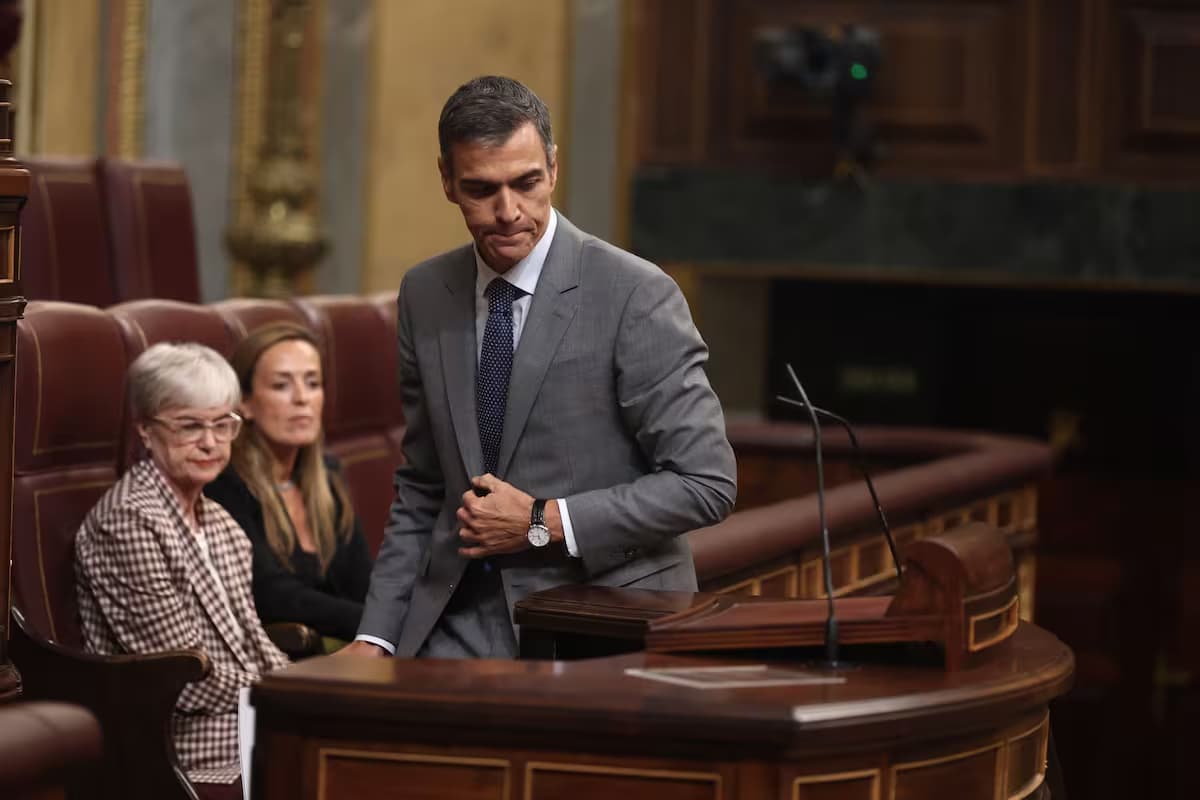 Pedro Sánchez, presidente del Gobierno de España, junto a la tribuna del Congreso de los Diputados