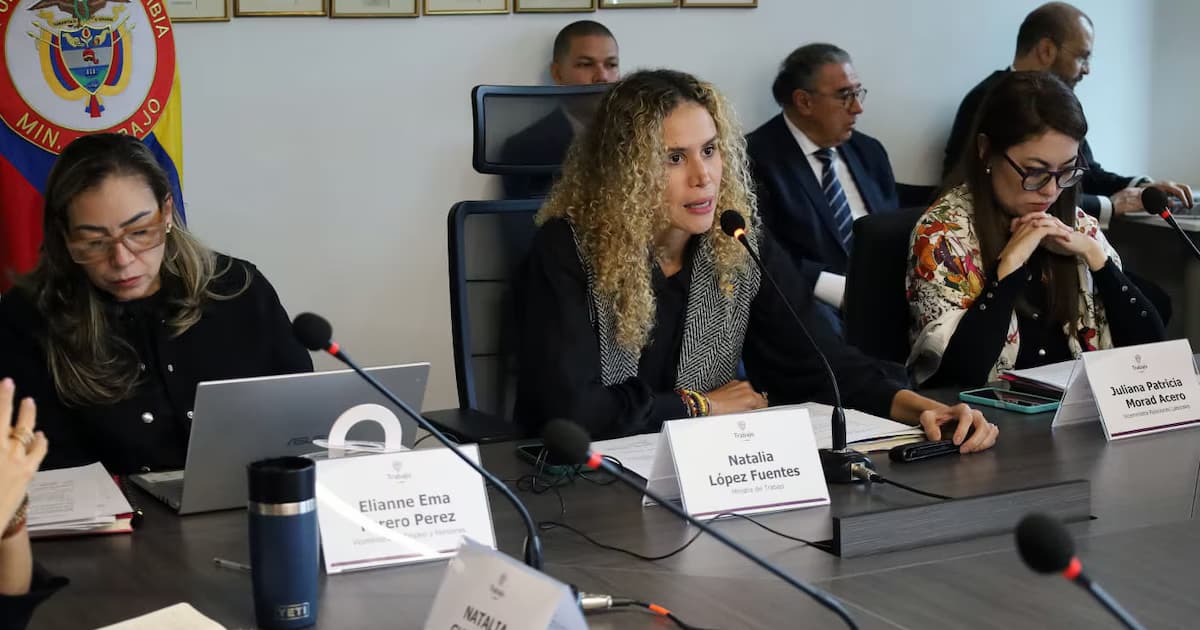 La ministra de Trabajo, Natalia López Fuentes, habla en una mesa de trabajo del Ministerio
