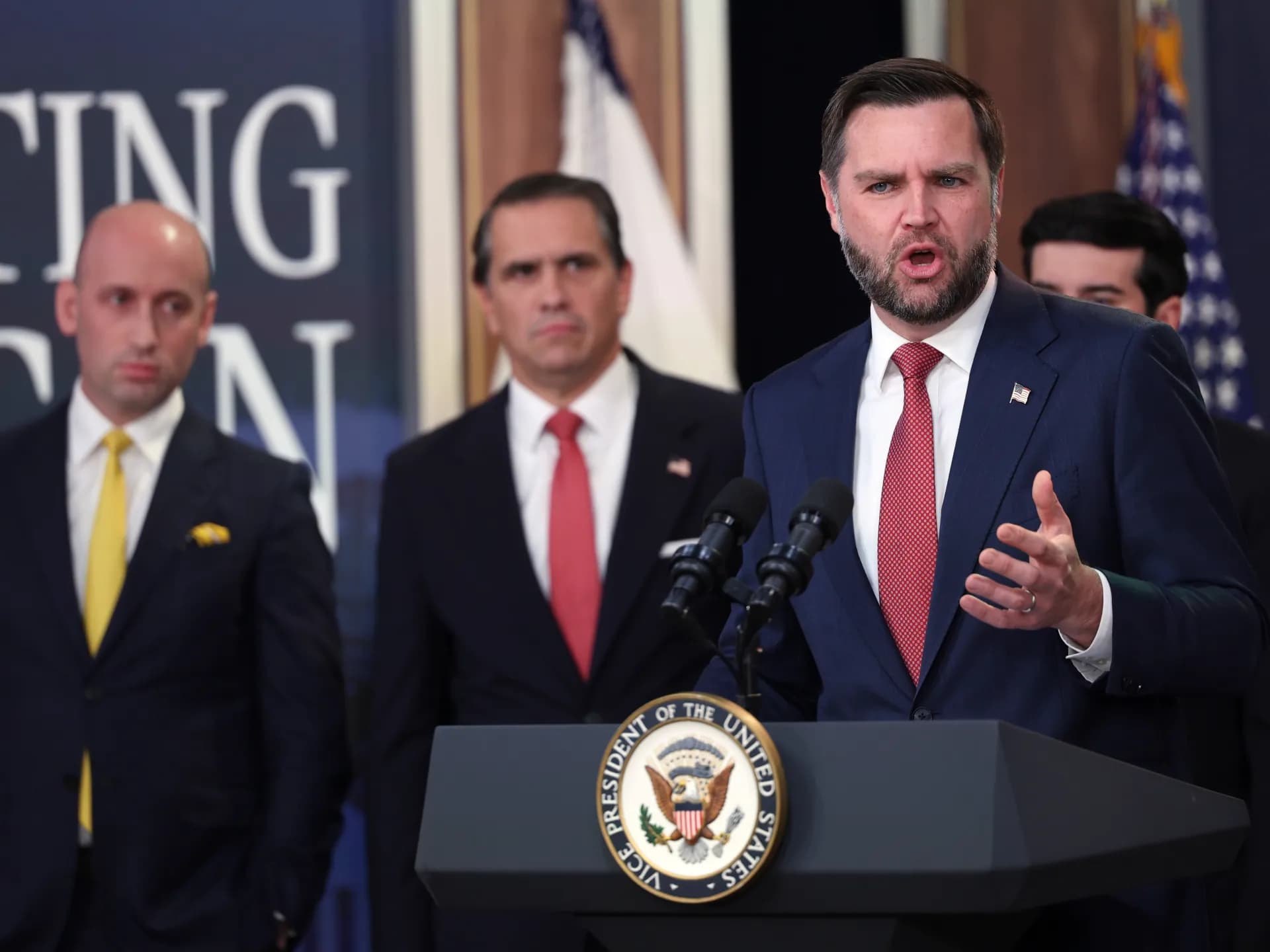 El vicepresidente JD Vance habla en un atril durante una rueda de prensa en Washington