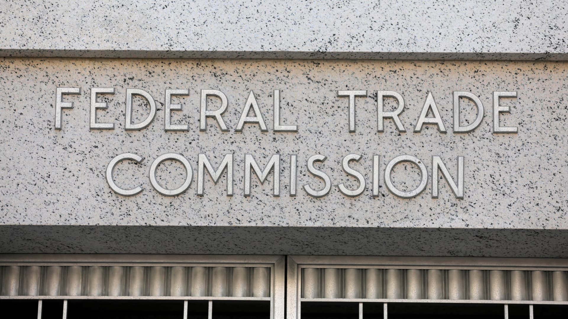 Letrero de la Comisión Federal de Comercio en la fachada de su sede en Washington
