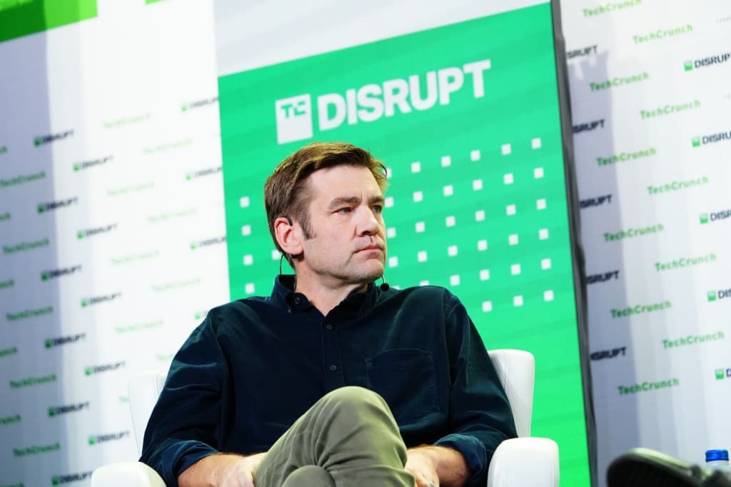 Chris Dixon, socio gerente de a16z, sentado en un escenario durante un evento de tecnología