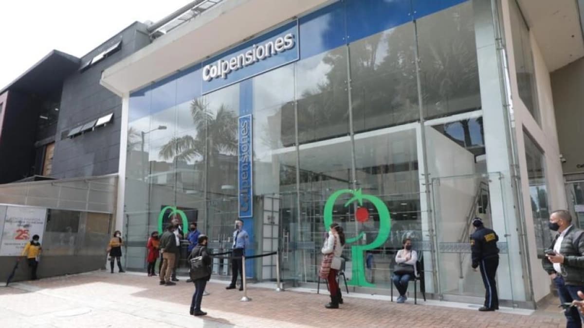 Fachada de una sede de Colpensiones en Bogotá, con usuarios en la entrada, en una imagen de archivo
