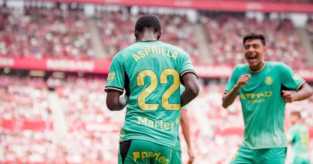 Yaser Asprilla, de espaldas con la camiseta 22 del Girona, celebra un gol junto a un compañero