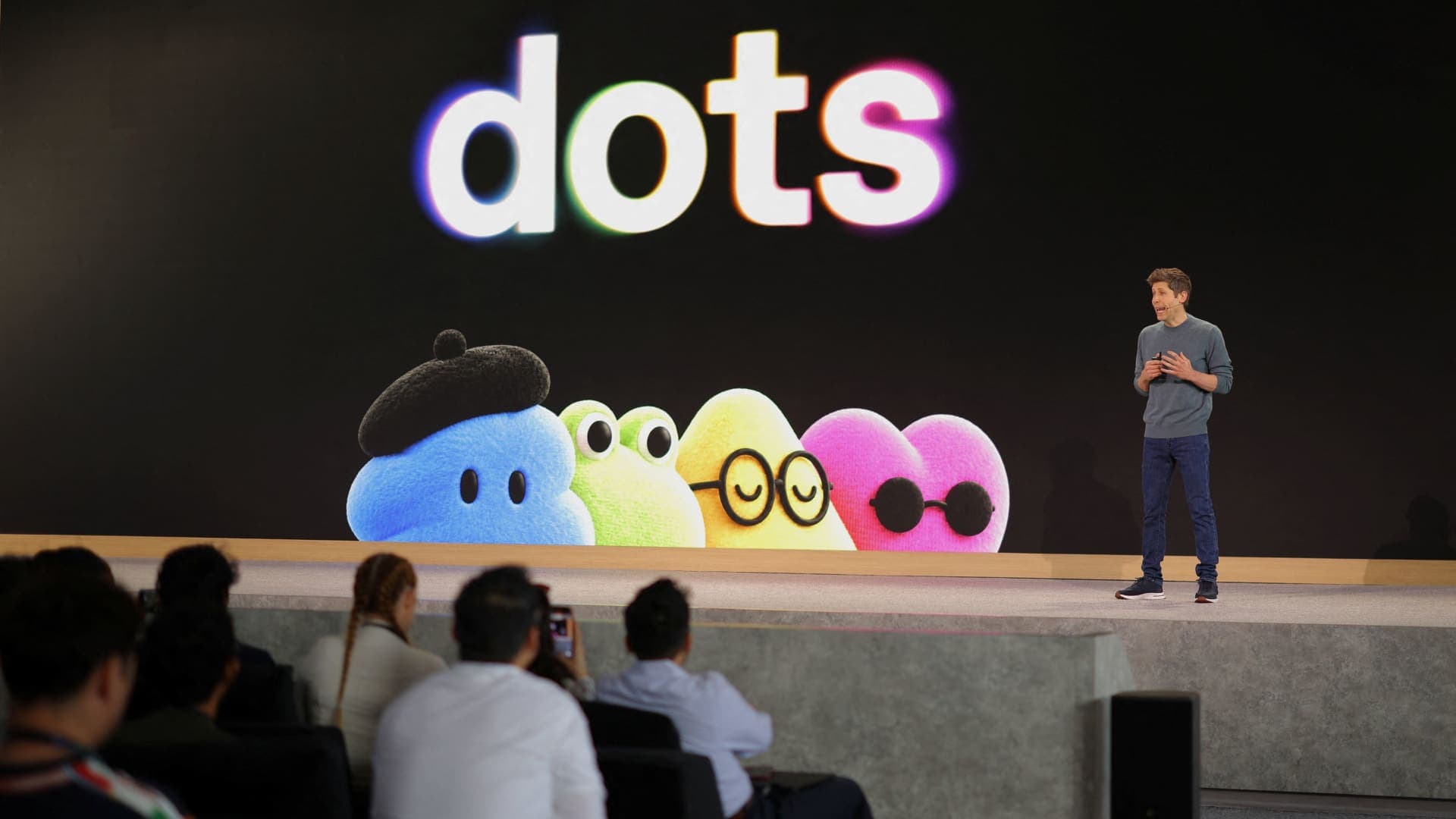 Sam Altman habla en el escenario del DevDay de OpenAI en San Francisco