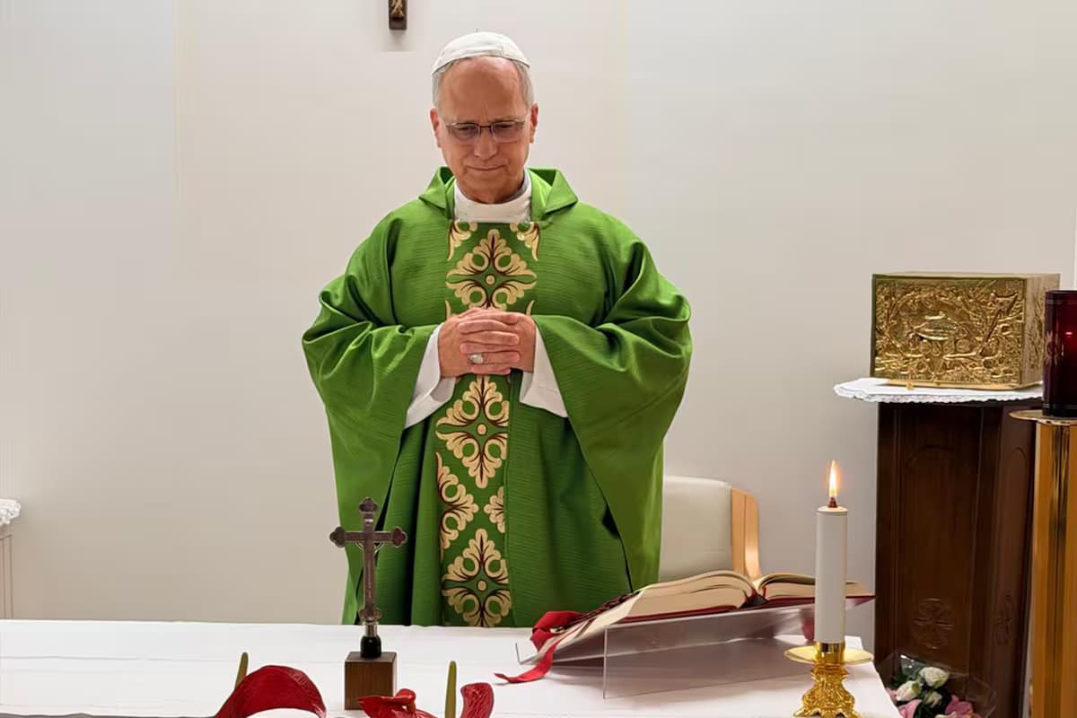 El papa León XIV celebra misa en la capilla del hospital Gemelli, en Roma