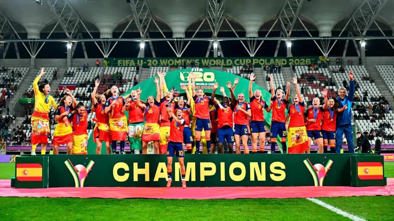 Las jugadoras de España celebran en el podio con el trofeo del Mundial Femenino Sub-20 en Polonia