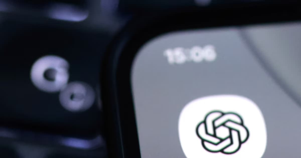 Pantalla de un teléfono celular con el ícono de la aplicación ChatGPT