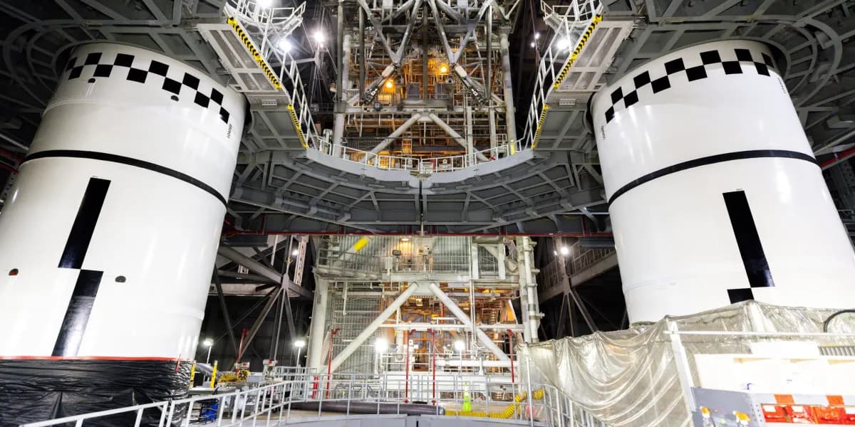 Propulsores del cohete SLS de la NASA en el interior de las instalaciones de ensamblaje del Centro Espacial Kennedy