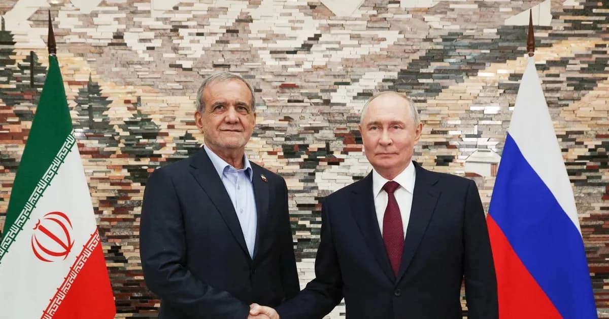 Vladímir Putin y Masoud Pezeshkian se saludan durante una cumbre