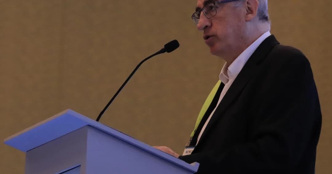 Leonardo Villar, gerente del Banco de la República, habla desde un atril
