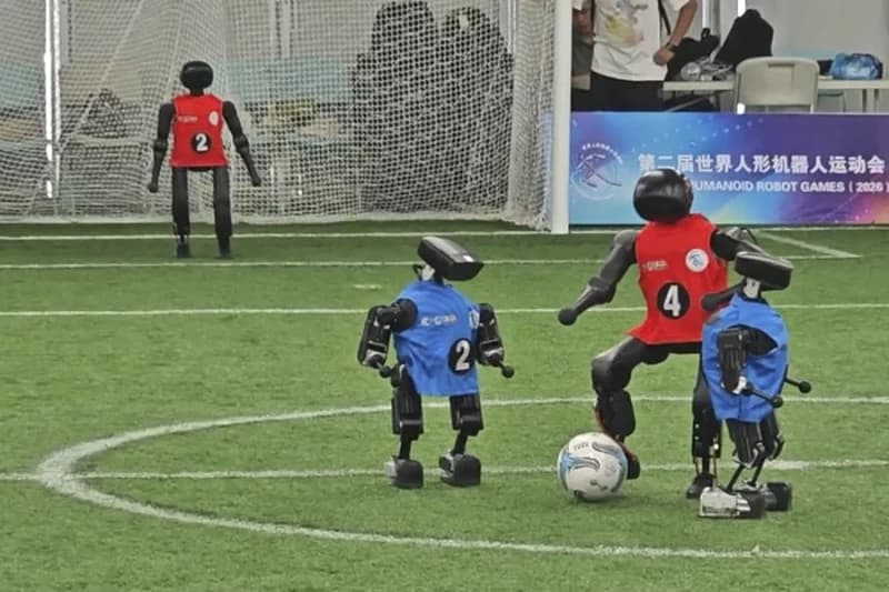 Robots humanoides disputan un partido de fútbol durante los Juegos Mundiales de Robots en Pekín