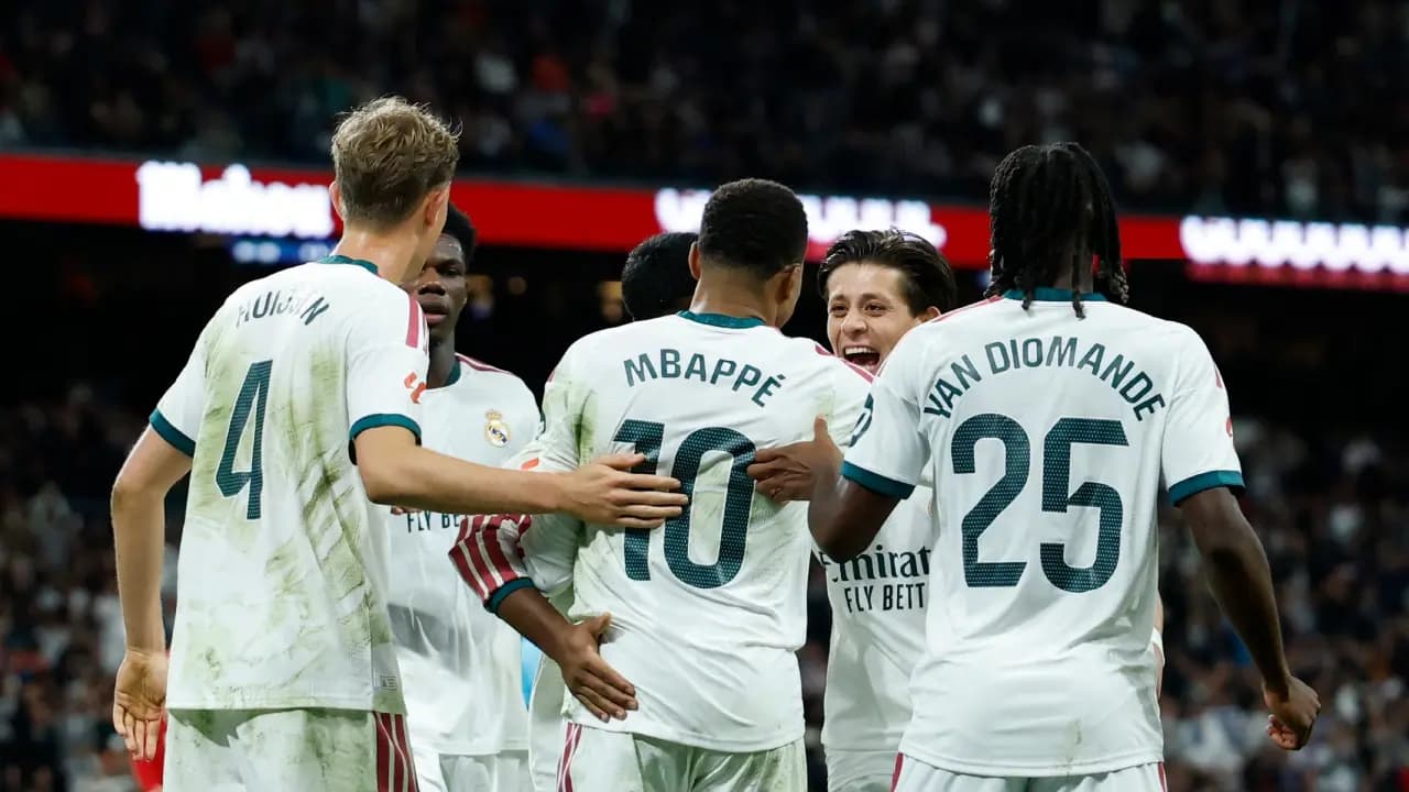 Jugadores del Real Madrid, entre ellos Mbappé y Diomandé, celebran un gol ante el Sevilla en el Santiago Bernabéu