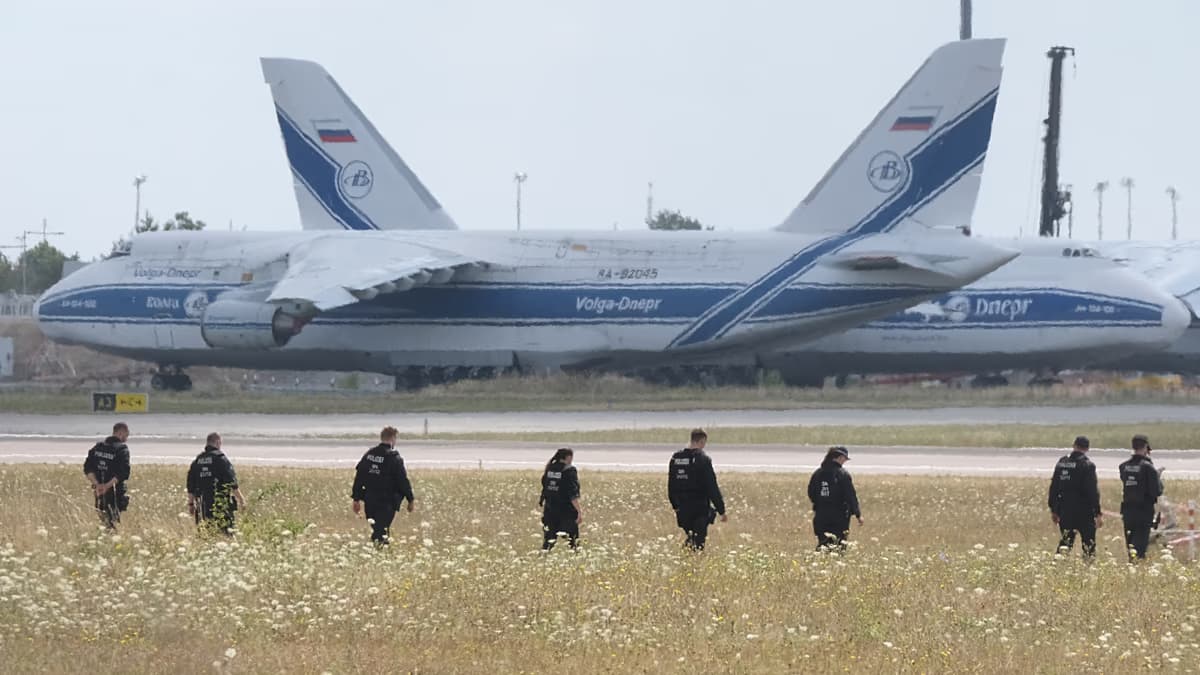Policías inspeccionan el terreno junto a aviones de carga en el aeropuerto de Leipzig/Halle