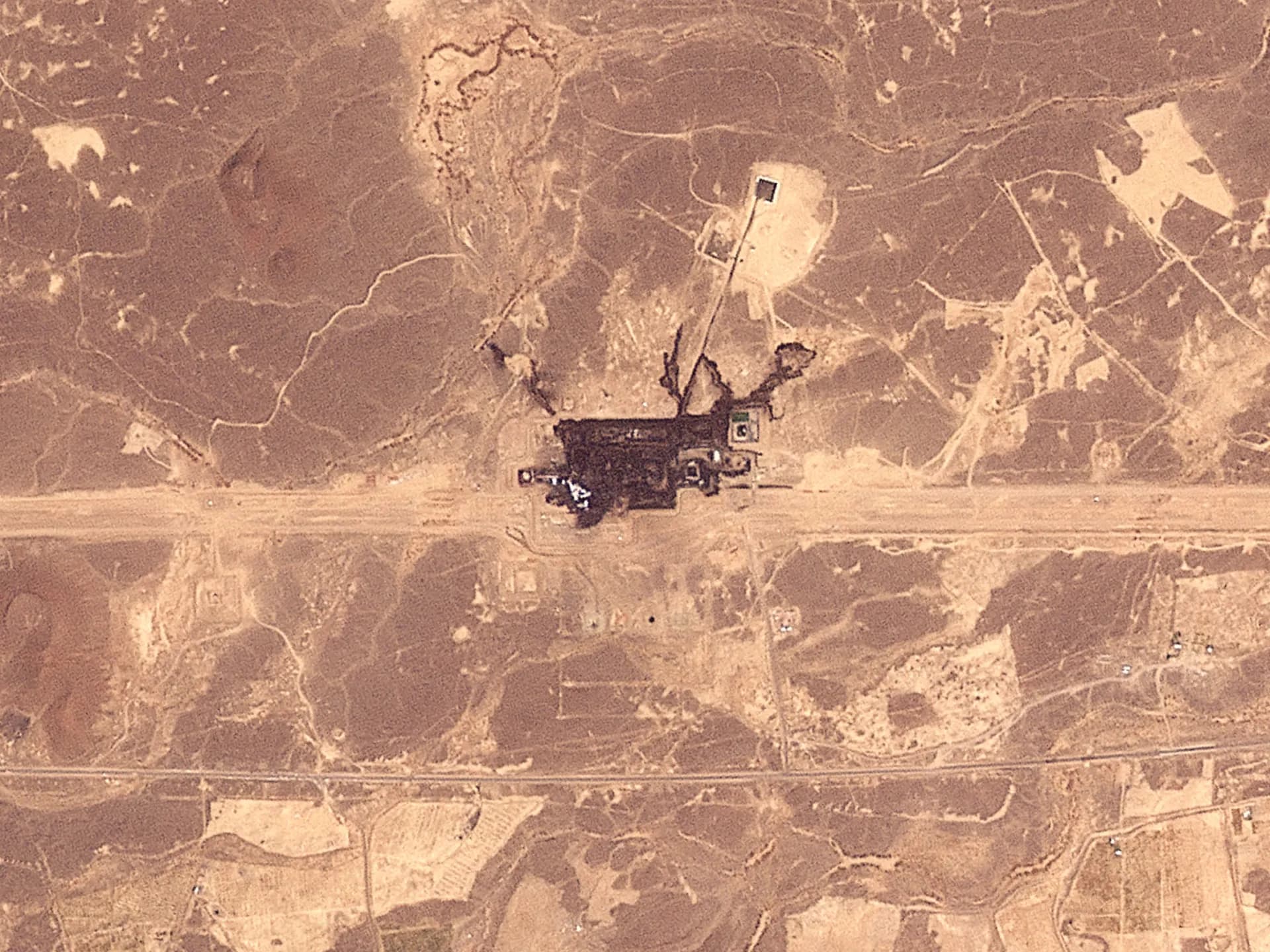 Vista aérea de una instalación dañada por el fuego al sureste de Medina, en el trazado del oleoducto Este-Oeste