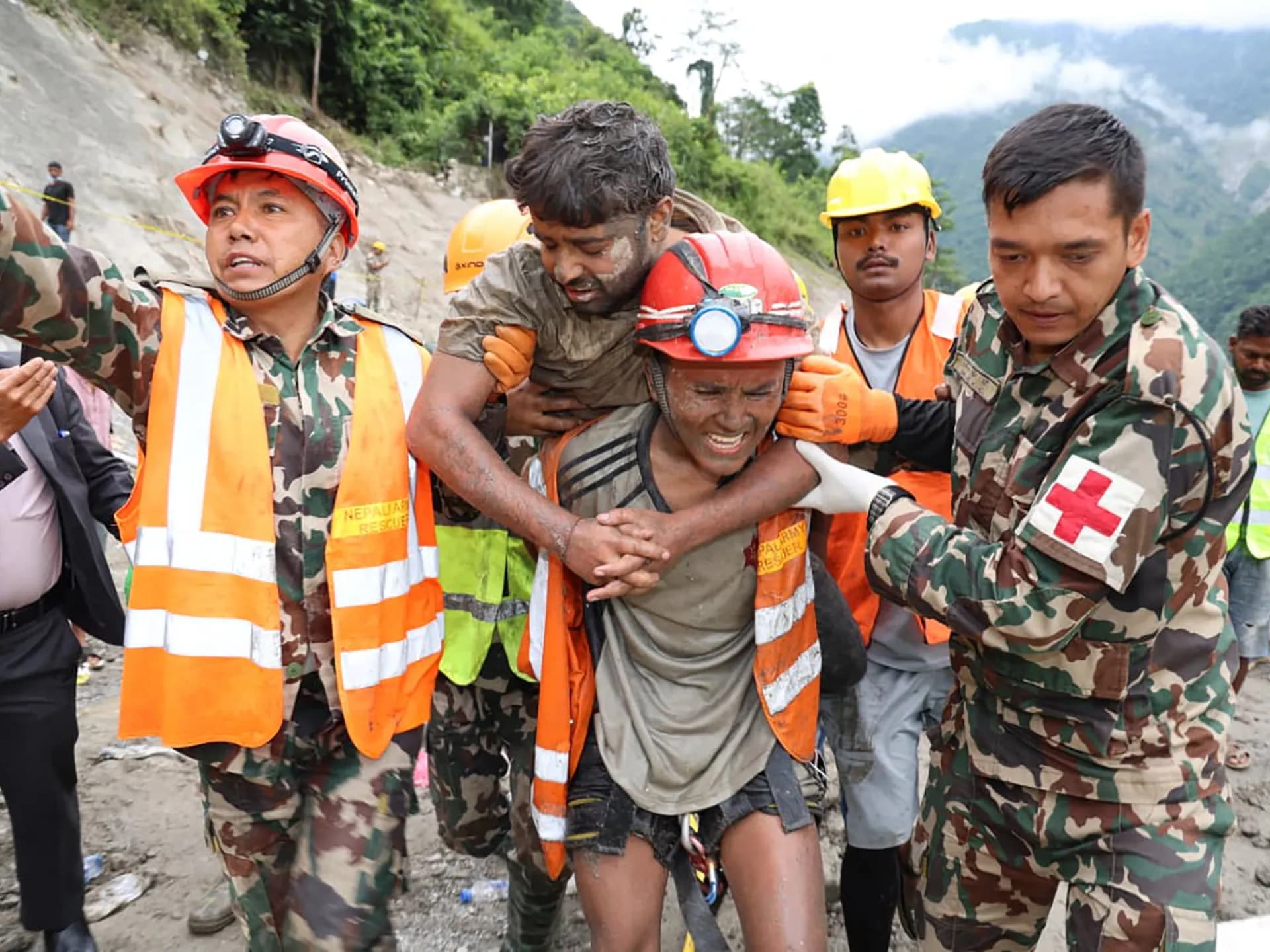 Militares nepalíes cargan a un trabajador rescatado de un túnel del proyecto hidroeléctrico Trishuli 3A
