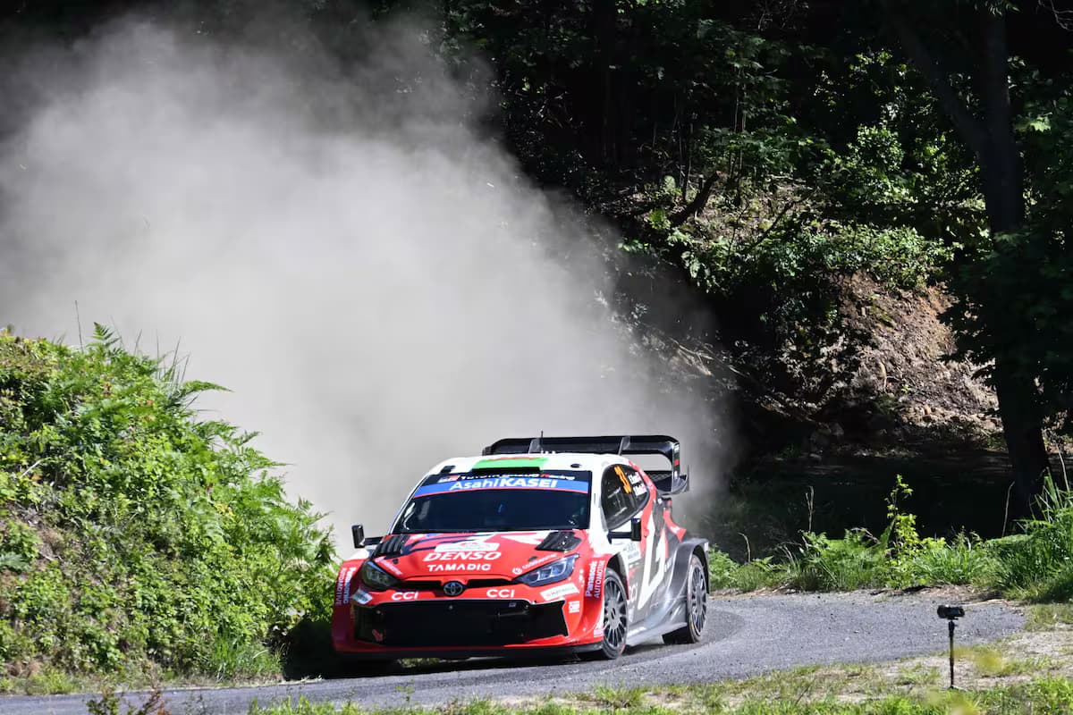 El Toyota GR Yaris de Elfyn Evans levanta polvo en un tramo de tierra