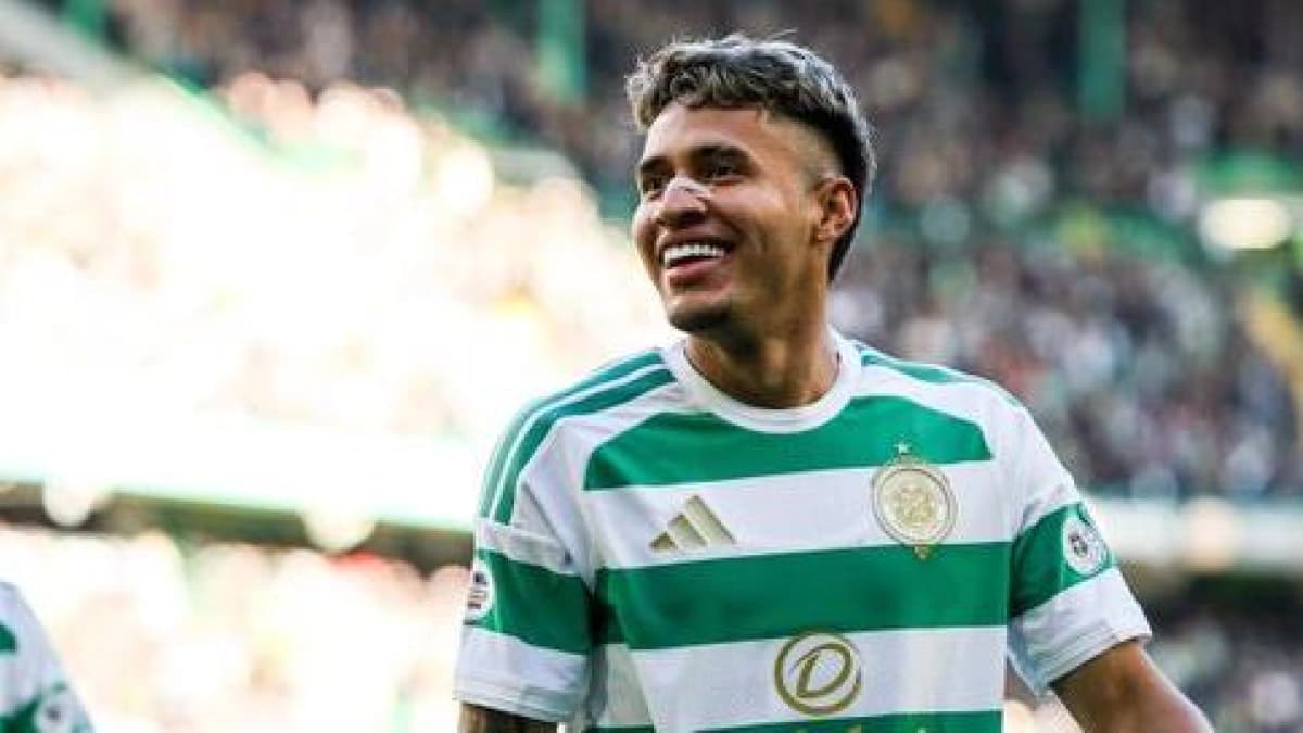 Camilo Durán sonríe con la camiseta del Celtic en el estadio