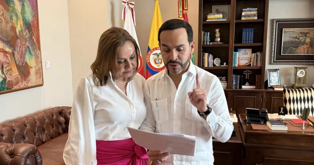 El presidente Abelardo de la Espriella revisa un documento junto a la ministra de Minas y Energía, María Nohemí Arboleda, en su despacho