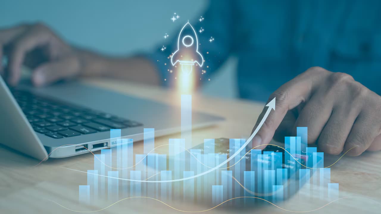 Equipo de trabajo en una startup colombiana