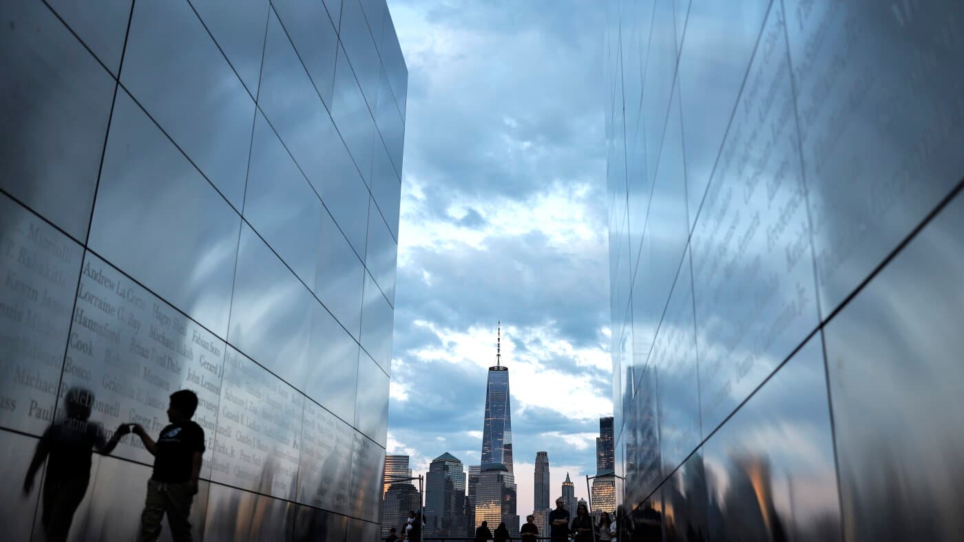 Un niño camina por el memorial Empty Sky en Jersey City, con el One World Trade Center al fondo