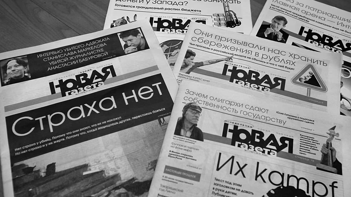 Ejemplares impresos del diario ruso Novaya Gazeta sobre una mesa