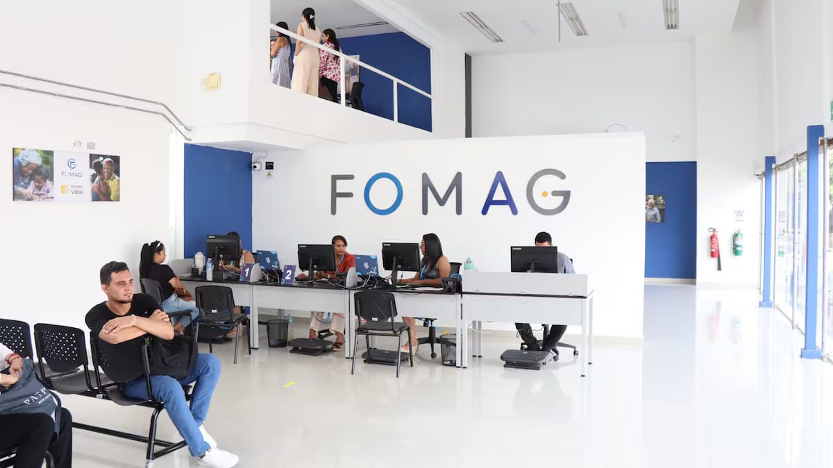 Sala de atención del Fomag con usuarios en espera y funcionarios en sus puestos