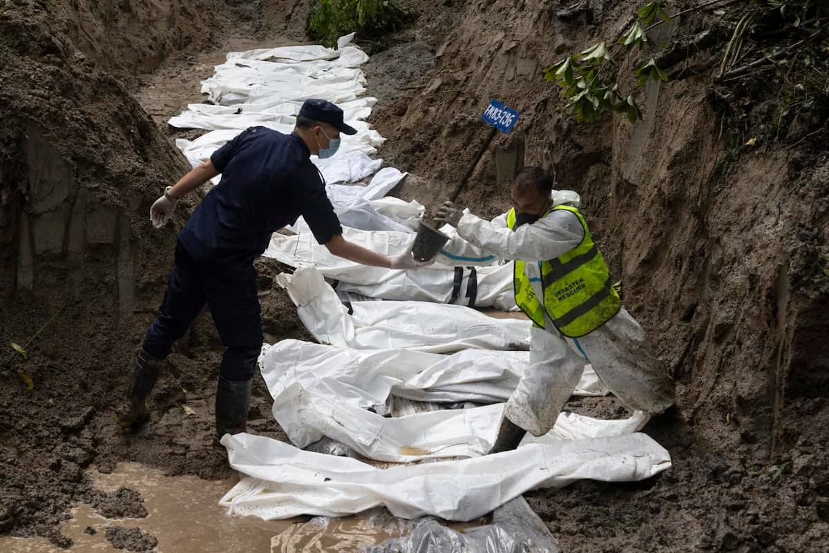 Familiares de víctimas del alud en Nepal