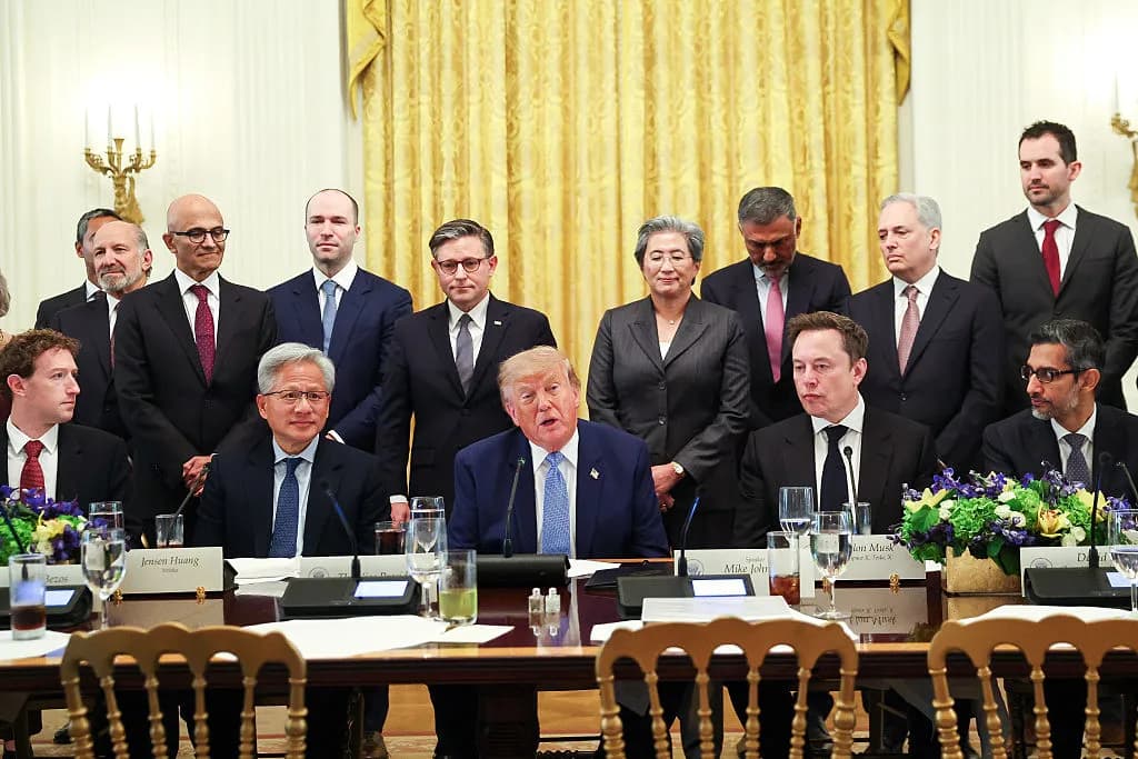 Donald Trump, rodeado de directivos de empresas tecnológicas, en una reunión en la Casa Blanca