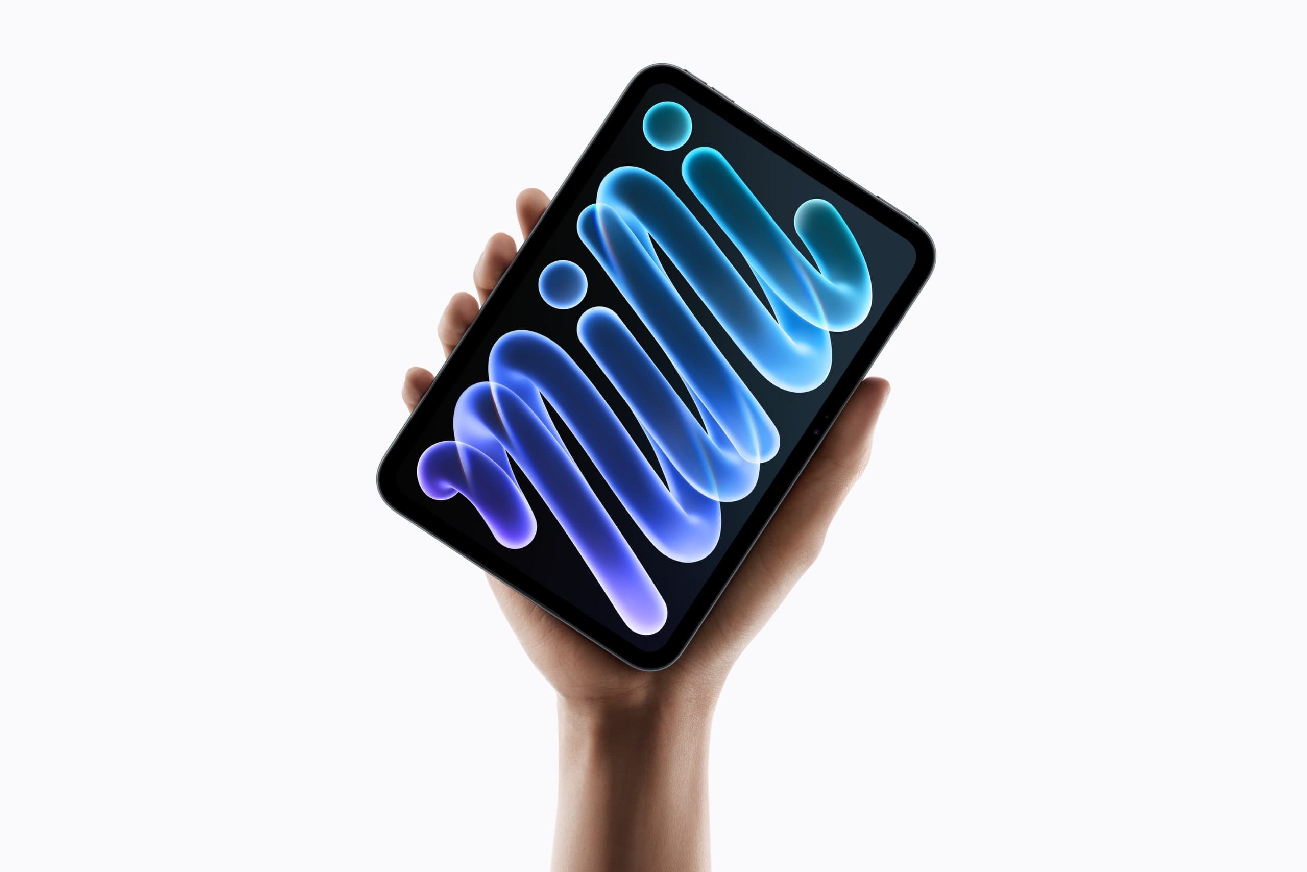 Una mano sostiene el nuevo iPad mini con pantalla OLED