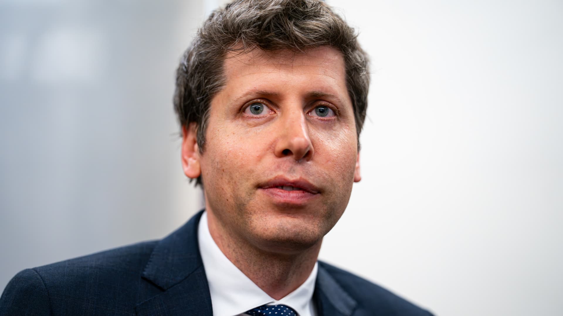 Sam Altman, director ejecutivo de OpenAI, de traje oscuro, mira hacia un lado durante una comparecencia