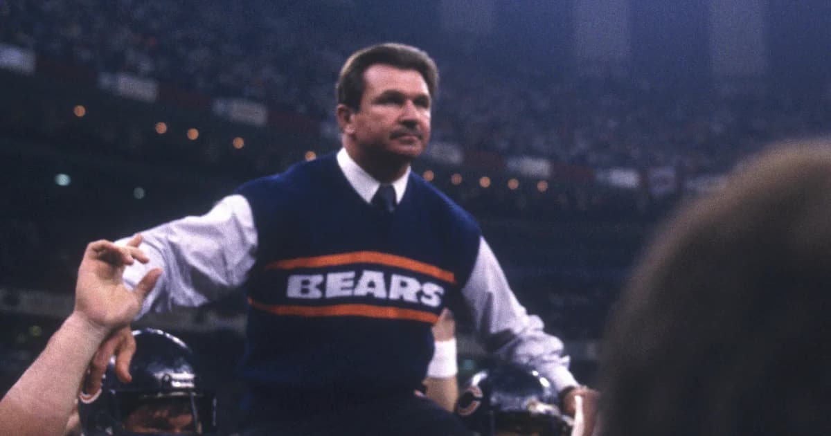 Mike Ditka, con el chaleco de los Chicago Bears, es llevado en hombros por sus jugadores tras ganar el Super Bowl XX