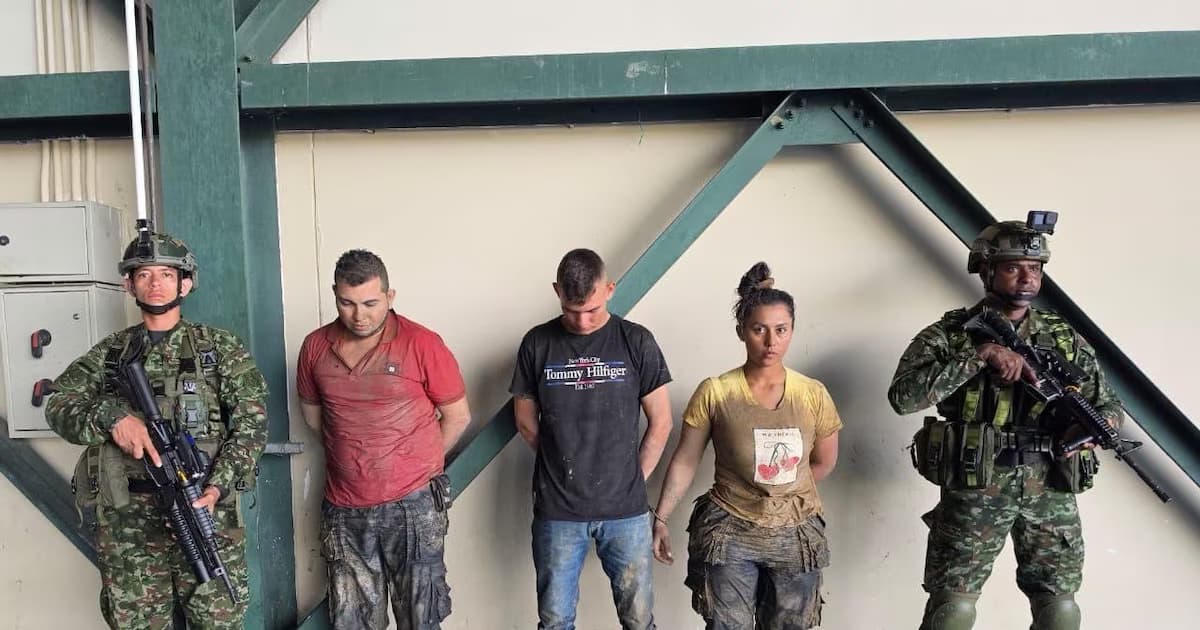 Alias la Morocha y dos hombres capturados, custodiados por dos soldados del Ejército