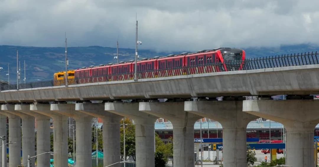 Tren de la primera línea del Metro de Bogotá sobre el viaducto elevado