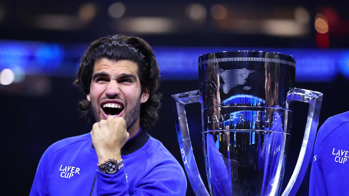 Carlos Alcaraz celebra junto al trofeo de la Copa Laver en Londres