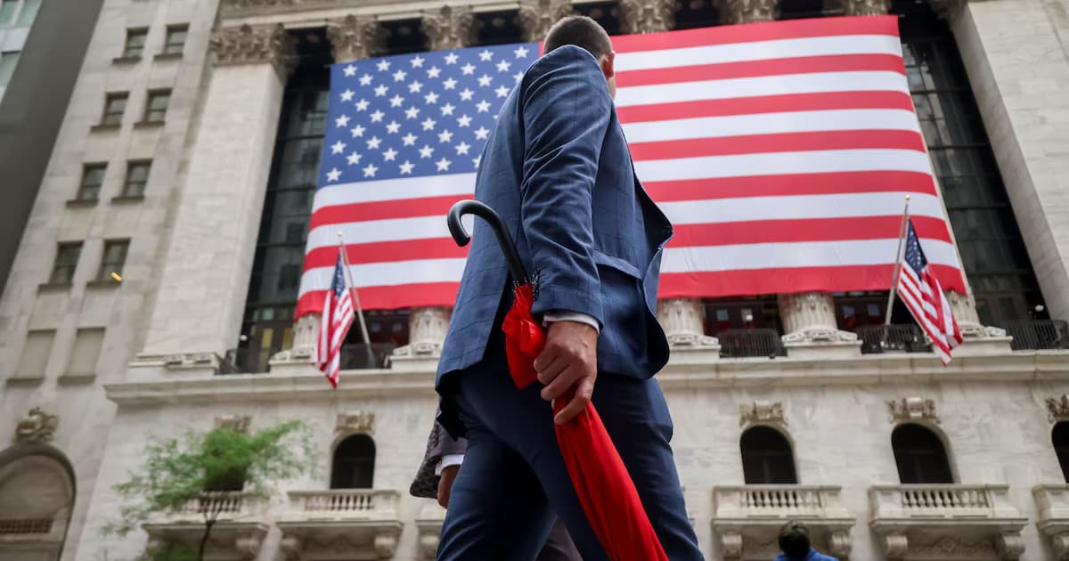Fachada de la Bolsa de Valores de Nueva York con la bandera de Estados Unidos