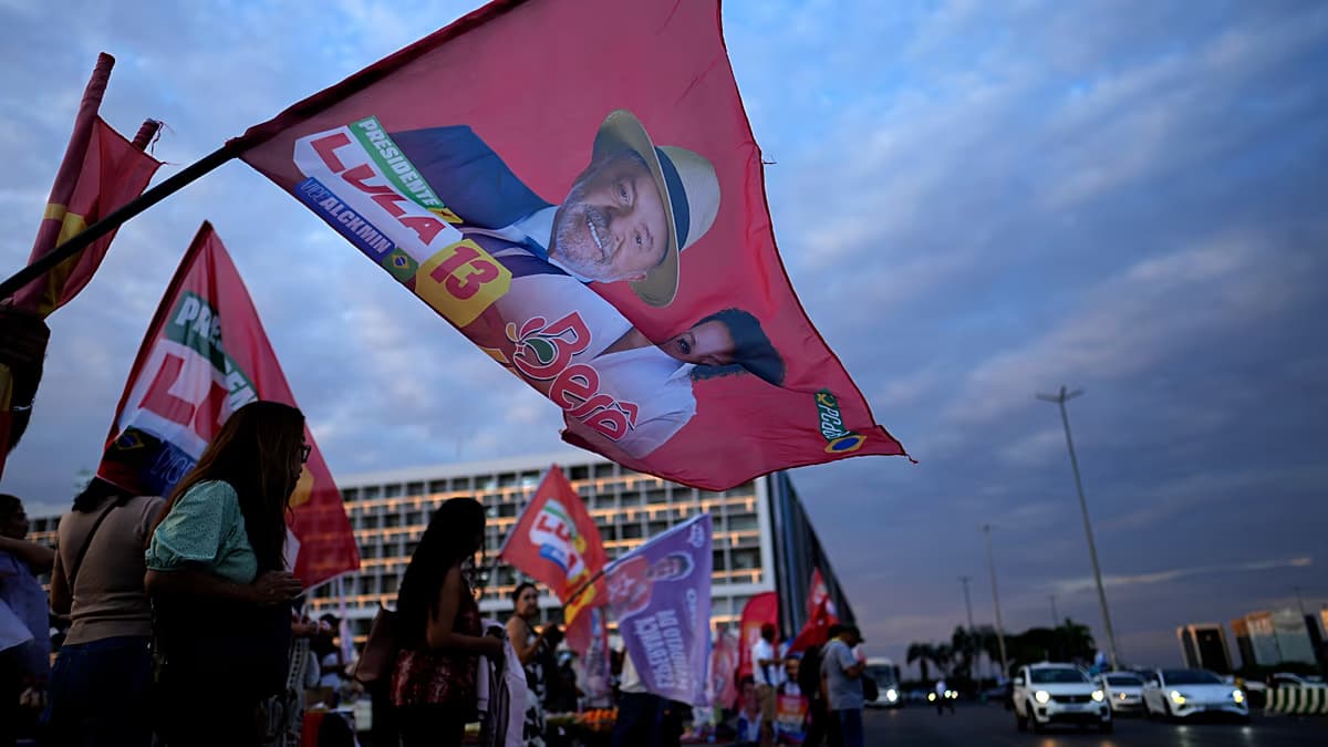 Simpatizantes de Lula ondean banderas de campaña en una avenida de Brasilia