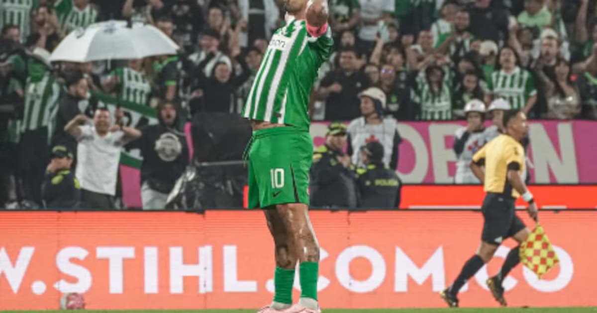 Edwin Cardona celebra su gol en el clásico paisa en el estadio Atanasio Girardot