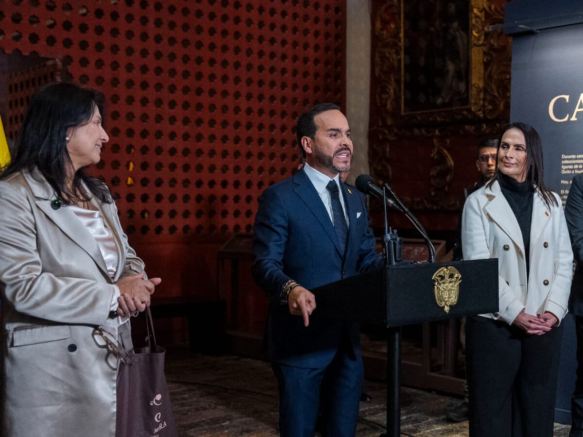 El presidente Abelardo de la Espriella habla en un atril durante su visita al Ministerio de Cultura, en Bogotá
