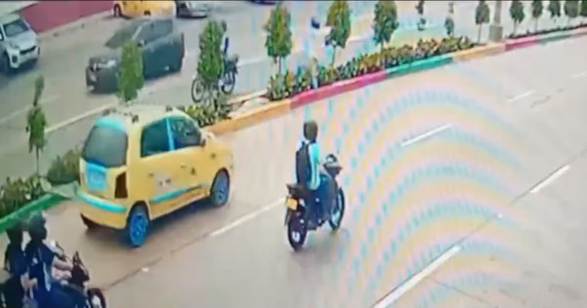 Imagen de cámara de seguridad de los motociclistas frente a la cárcel Modelo de Barranquilla