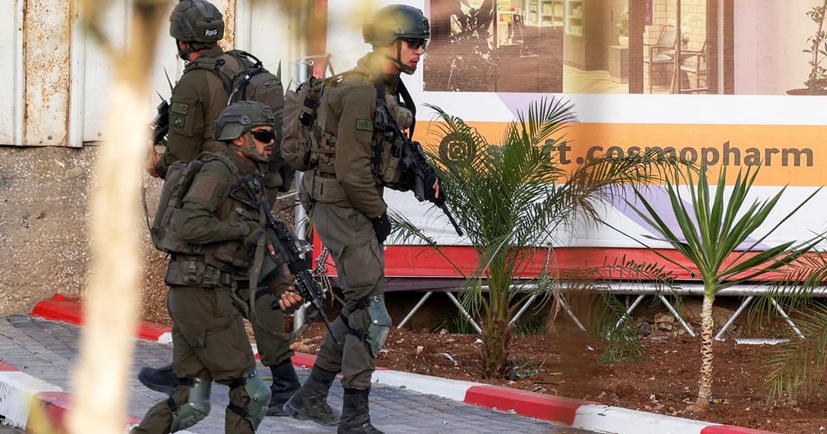 Soldados israelíes armados patrullan una calle en Cisjordania tras el ataque cerca de Hebrón