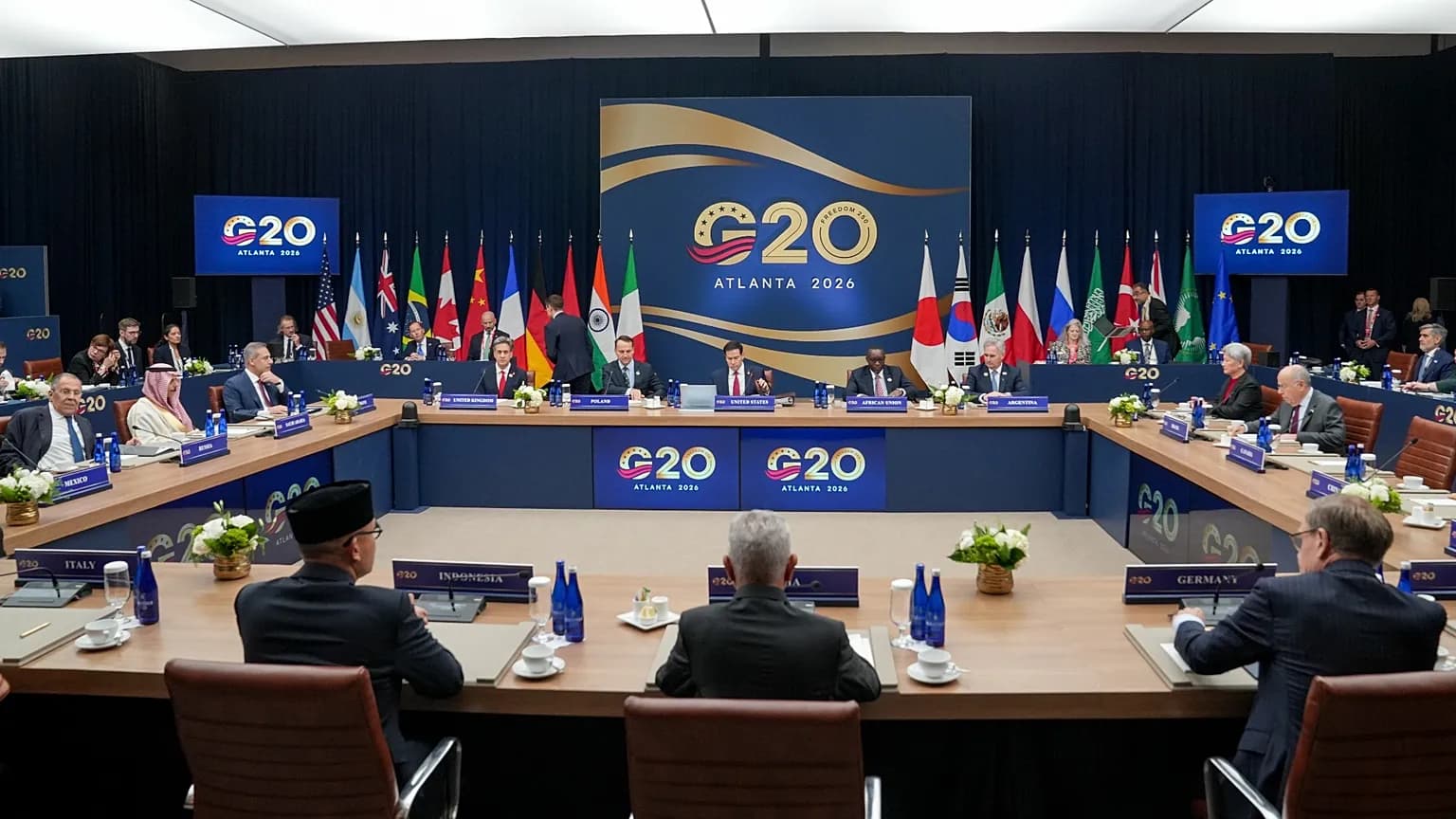Cancilleres del G20 reunidos alrededor de la mesa en Atlanta, con Lavrov a la izquierda y Rubio al centro